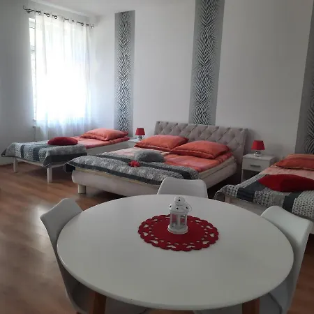 W Palacu Pod Czerwonym Bukiem U Stanickich *
